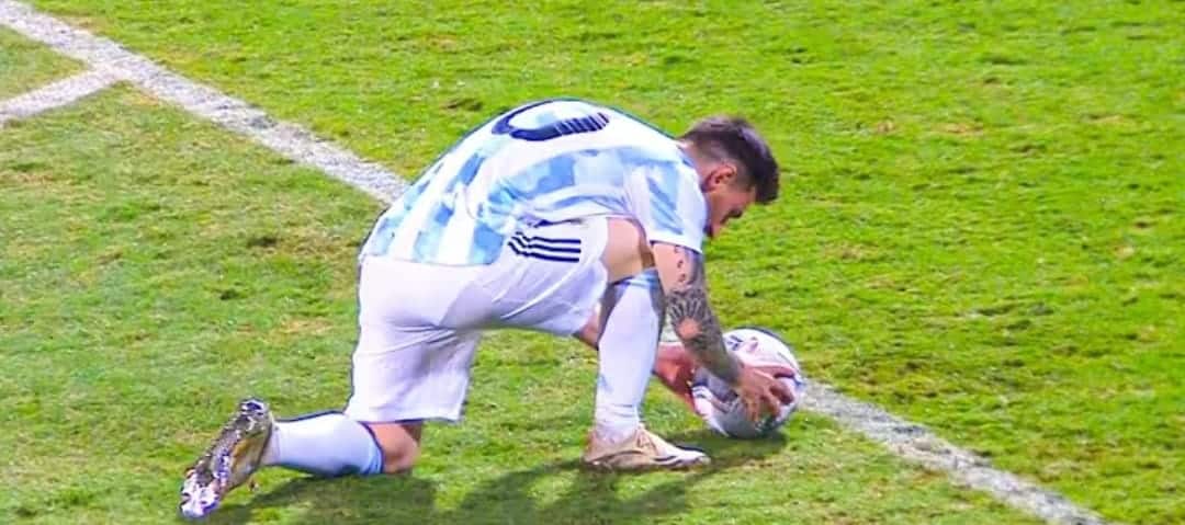 Definición de tiro libre argentino. Foto Captura de pantalla.