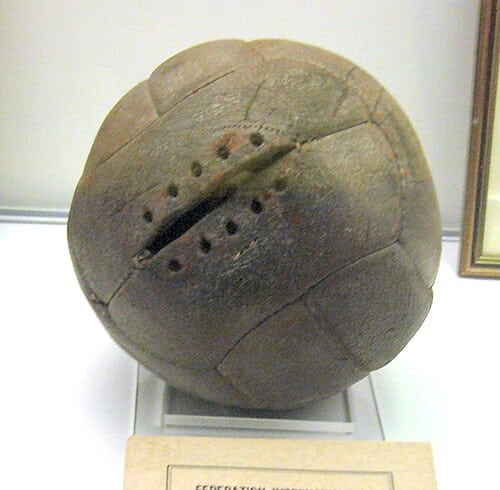 Balón T-Model utilizado en el primer tiempo de la final de la Copa del Mundo 1930, seleccionado por Argentina. Foto: Museo Británico del Fútbol.